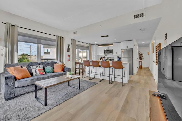 Stay in Cleveland mins to Cleveland Clinic, Hospitals, Museum, Universities & Downtown