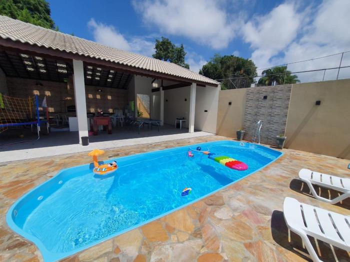 Casa com piscina e churrasqueira