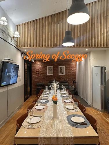 Spring of Seogyo 307, 5 minutes on foot from Hongik University Station