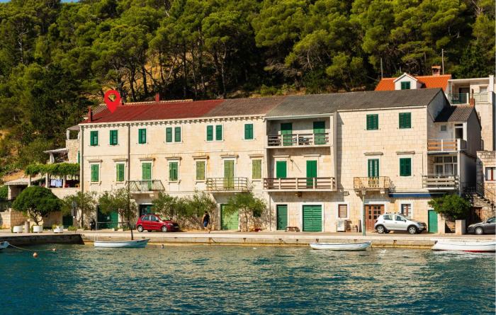 Three-Bedroom Apartment In Povlja