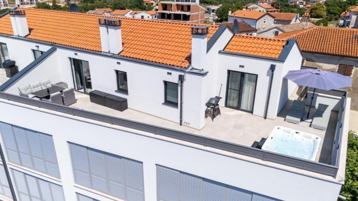 Penthouse Stella Marini with jacuzzi and sea view 2,5 km from sea