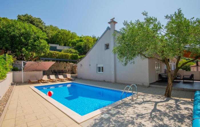 Four-Bedroom Holiday Home In Glavina Donja