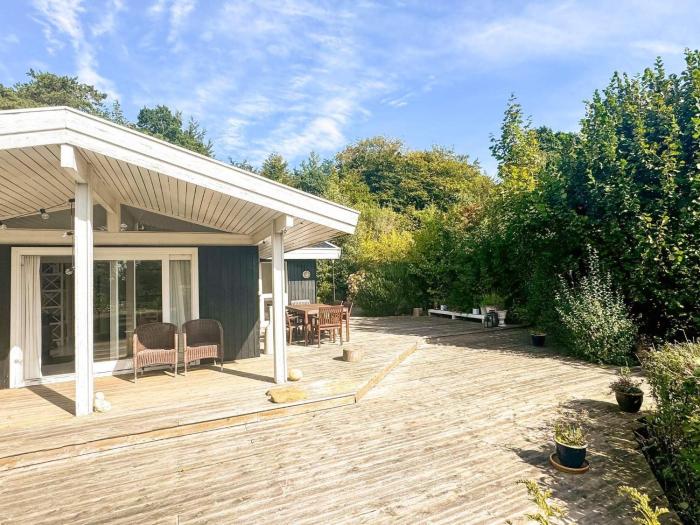 6 person holiday home in Dronningmølle-By Traum