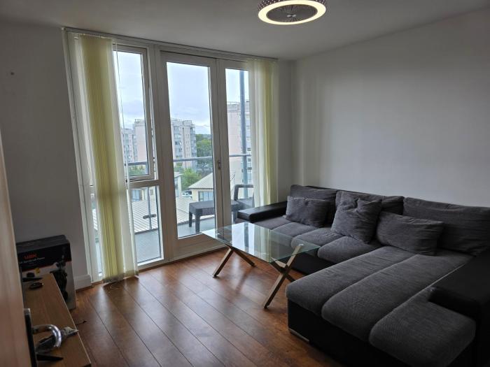 Luxury 2 Bedroom City Centre Apartment Sleeps Up to 6 HS2 Deals available
