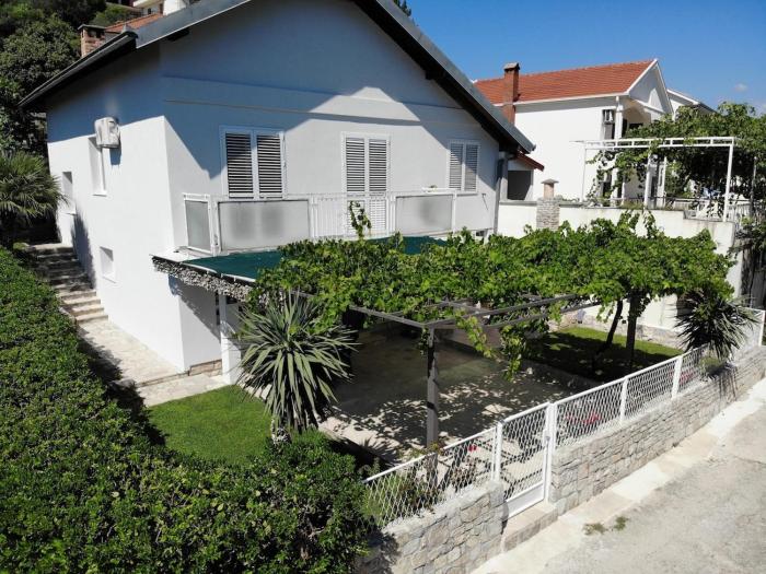 Sunny Holiday House with Sea View & Private Garden