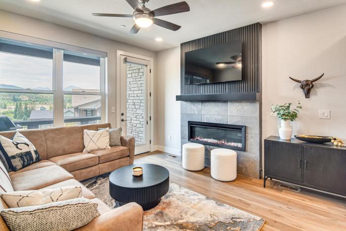 Brand-New Townhome w Hot Tub, 4 Mi to Winter Park