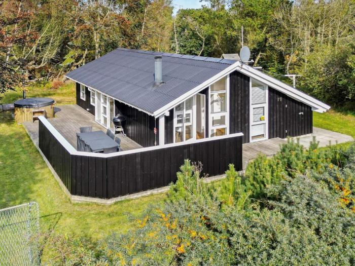 8 person holiday home in Ålbæk-By Traum