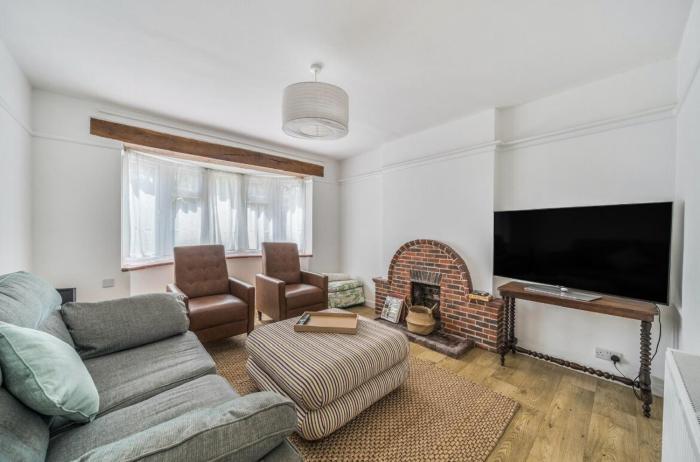 Cosy 3BR Home with Private Garden & Driveway