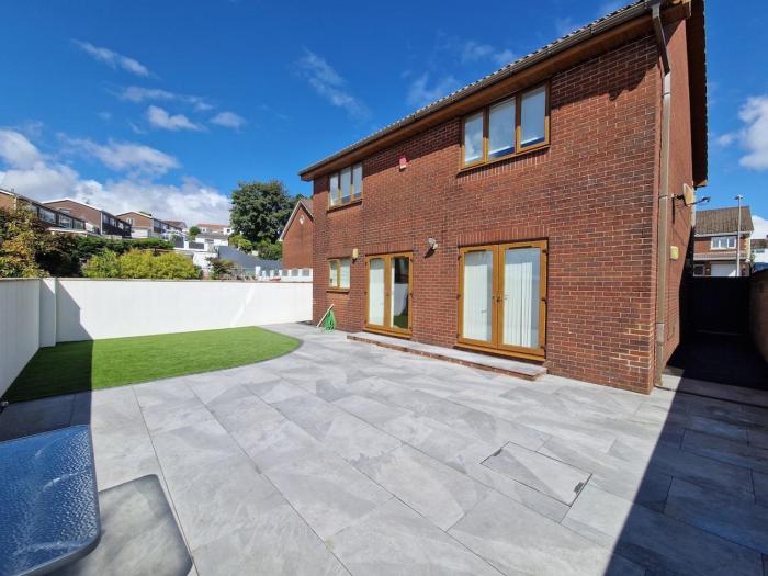 Family Retreat, 6 bedrooms, sleeps 12 Near National Park And Bike Park Wales