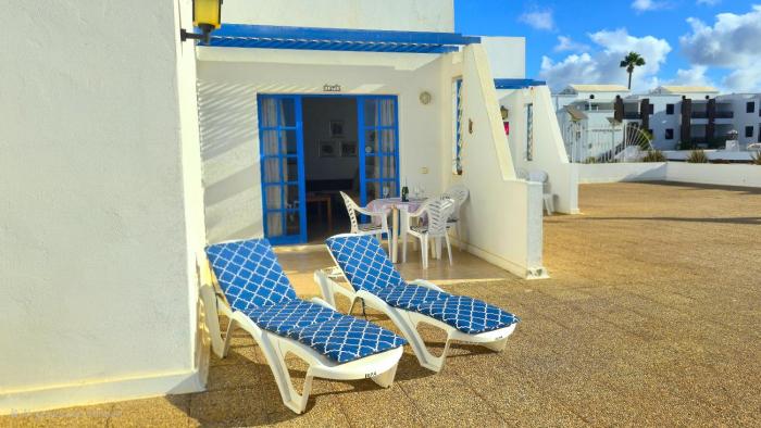 Atalaya Complex central Puerto del Carmen, large open terrace with loungers