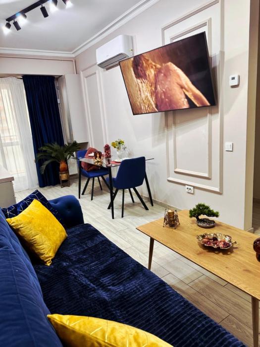 Deluxe Azure Apartment near Palas Mall