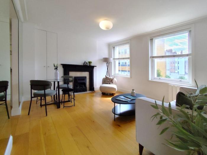 Flat D - Montagu St Residence