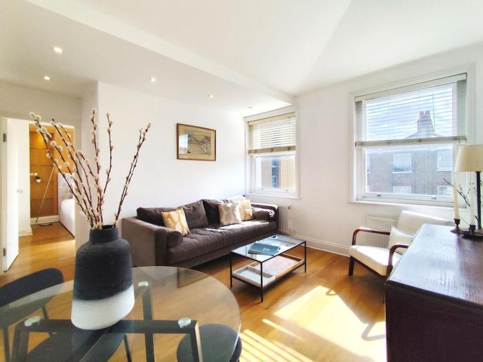 Flat E - Montagu Residence