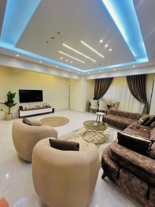 شقه فندقيه فاخره مدخل خاص