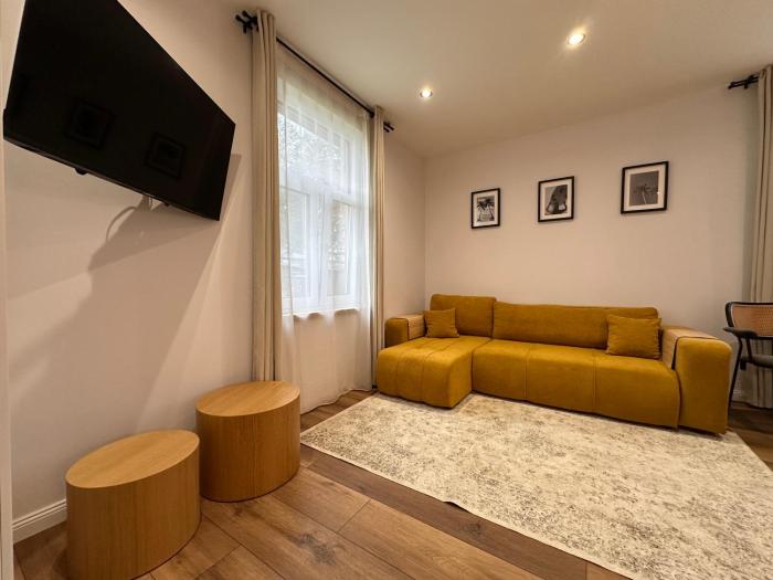 Modern Near Beach & Centre 1BR with AC and Free Parking