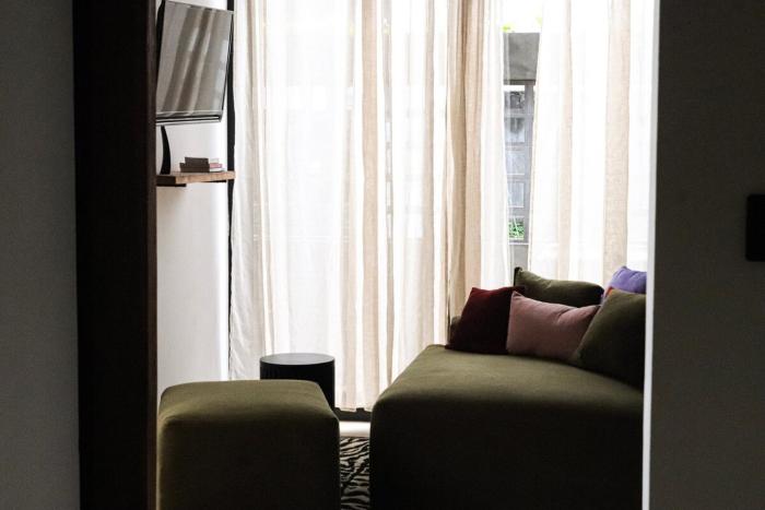 1-Bedroom Villa, high Speed wifi, pool and garden,