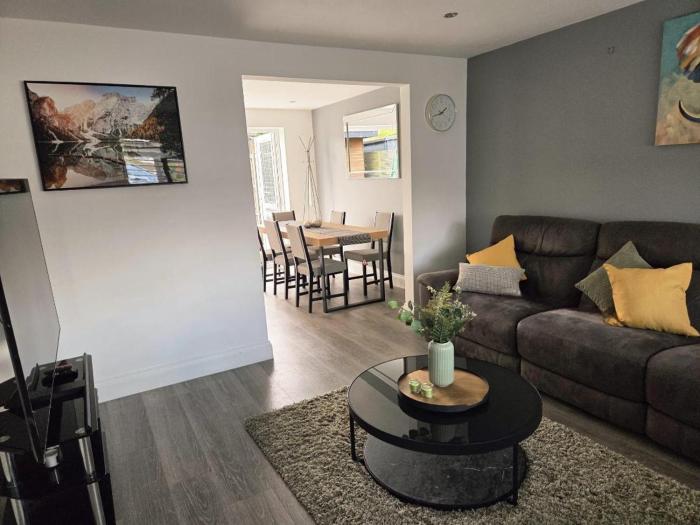 Modern 3-bedroom House - Free Parking - Ideal for Families and Groups