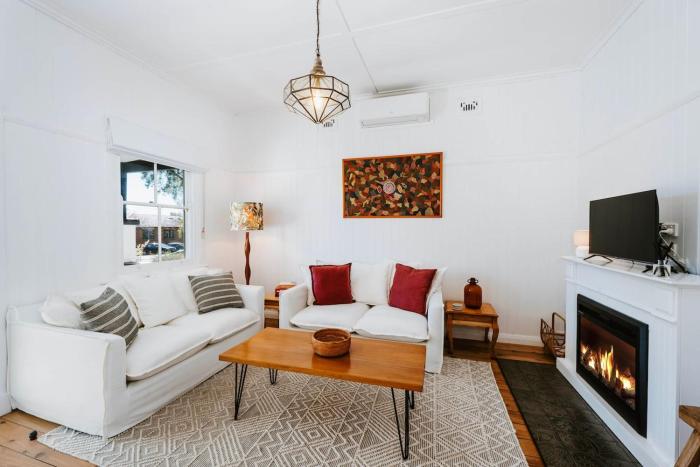 Mygoura Cottage - Charming Country Living in Town