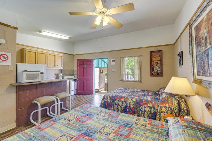 8 Mi to Lake Whitney State Park Quaint Studio!