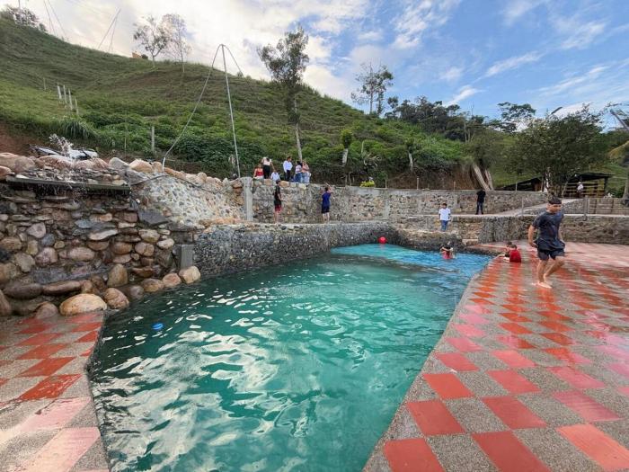 Cabaña con jacuzzi y piscina con agua de manantial