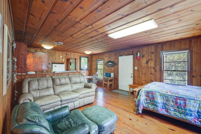 On-Site Trails! Cozy Whitney Cottage 2 Mi to Lake