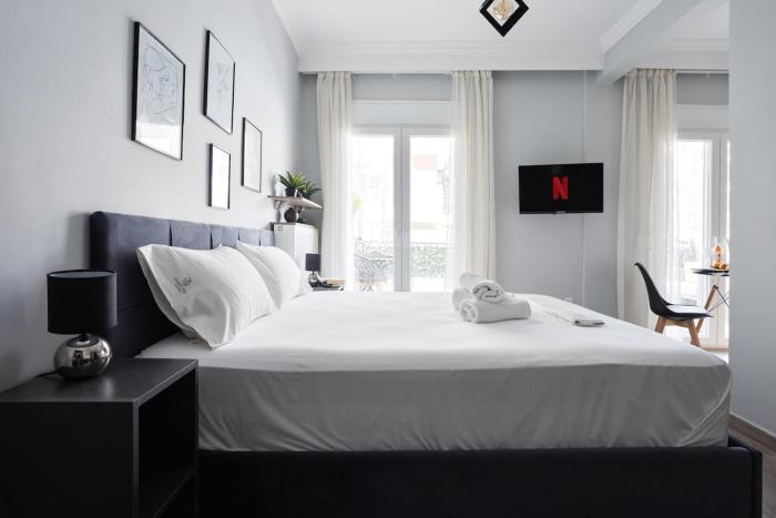 The Cozy Cube - Studio with Patio