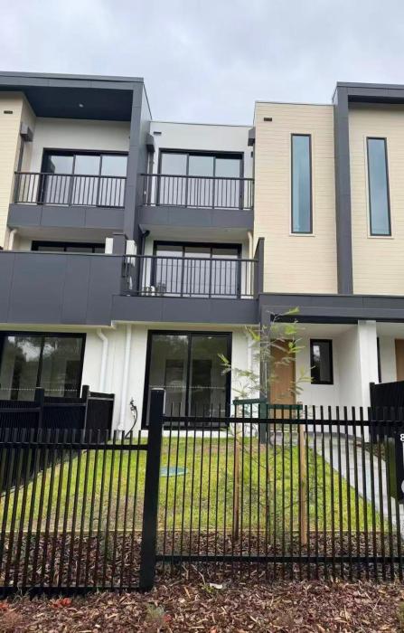 Mooroolbark 火车站附近的阳光大床房