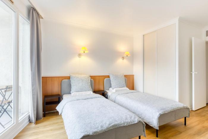 7mn walk to Metro, in ApartHotel