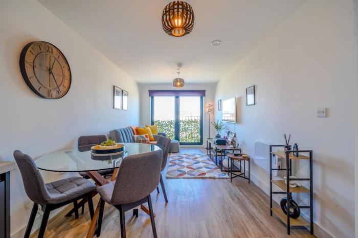 Stylish City Apartment with Juliette Balcony, Retro Games & Fast WiFi