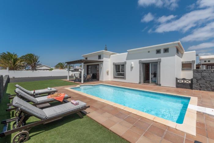 First Row Villa en La Goleta