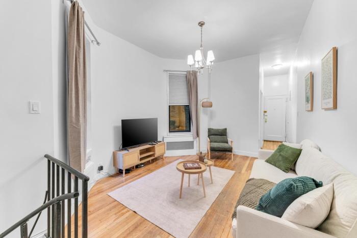 Inviting 2Bd Upper East Side Stay with Backyard