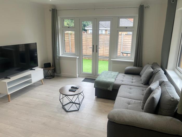 Rose Mews, Newly Refurbed Modern Interior with Garden