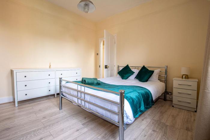 Spacious & Central 4-Bed in Islington