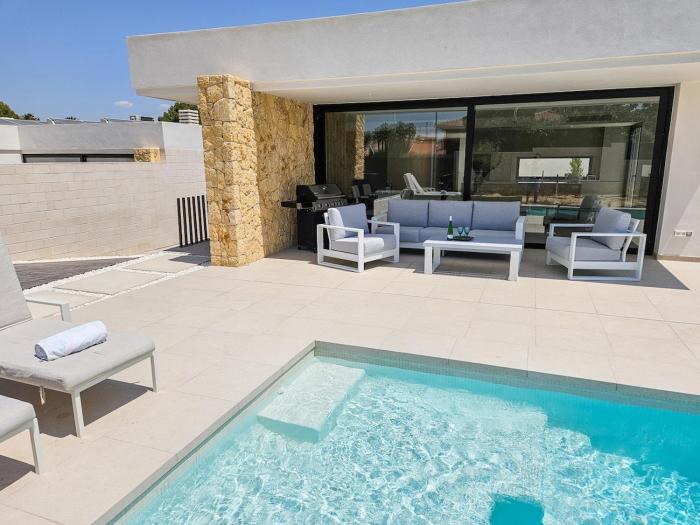 Fee4me Exclusive Villa with Pool and Parking