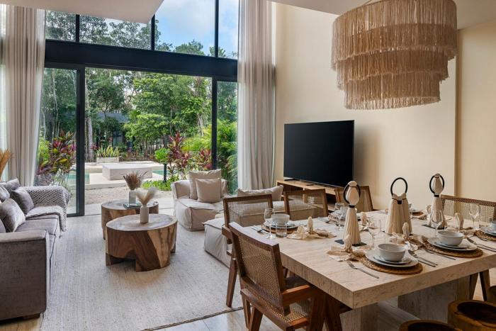 luxury Mistiq Villa private pool and art