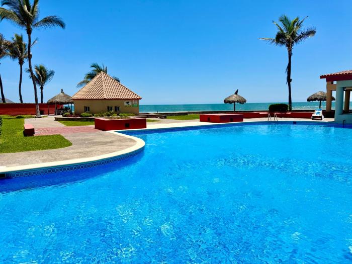 Hermosa casa de playa, alberca frente al mar