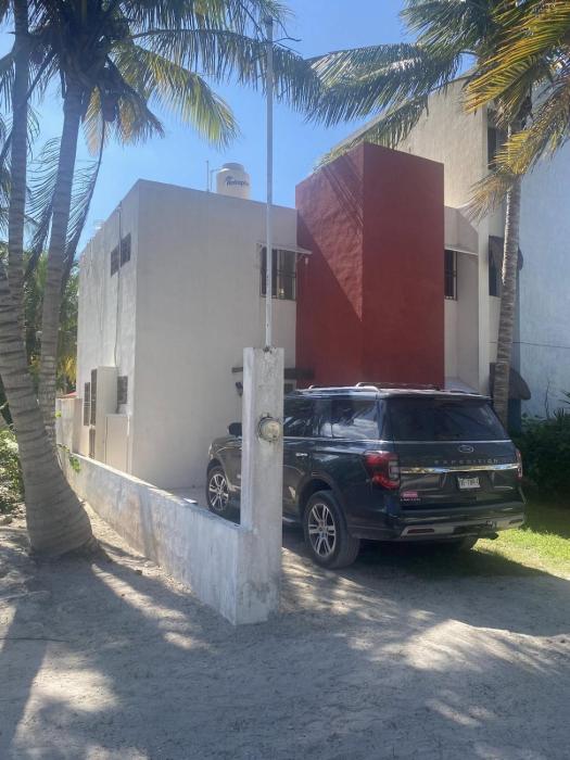 1 Minute Walk to the Beach!