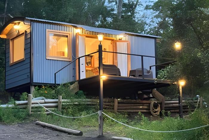 Escapada en pareja en un rincón del bosque