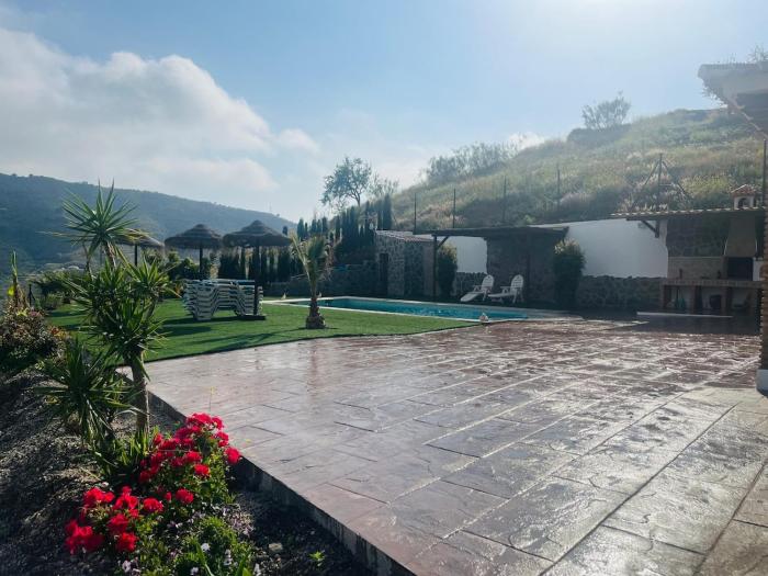 Bonita casa nueva rural con magníficas vistas a la montaña con una zona amplia exterior con jacuzzi