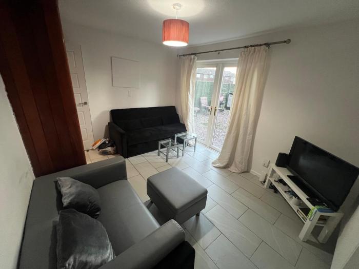 3 Beds, 2 Baths, Northampton, Free Parking, 50mins Train to London Euston