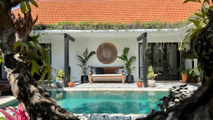 Villa Mint Dua, Peaceful 3BR Villa - Near La favela Seminyak