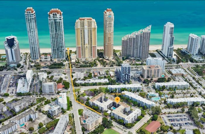 Modern 2 bedroom condo with heated pool, free parking spot at a 5 minute walk to the beach!