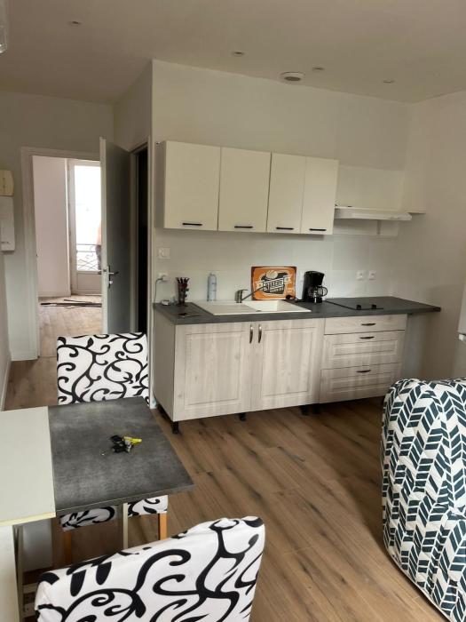 T2 Cosy, agréable fonctionnel et douillet, 1 lit 140 et un BZ , Wifi gratuit, boîte à clés, proche commerces et gare routière