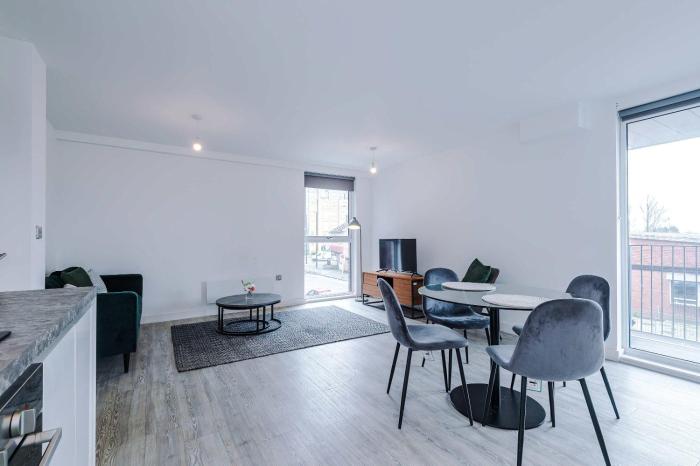 Modern 2 Bed Apartment With Balcony By Host A Home