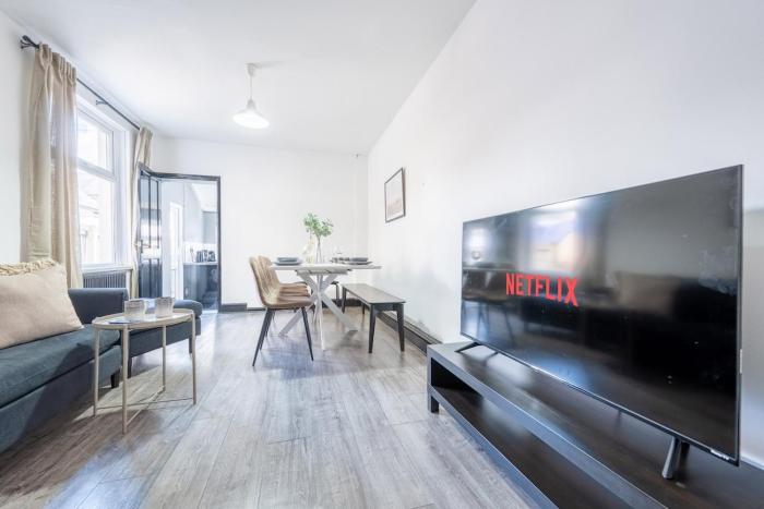 Central 5-Bedroom Retreat with Garden and Multiple Parking Spaces