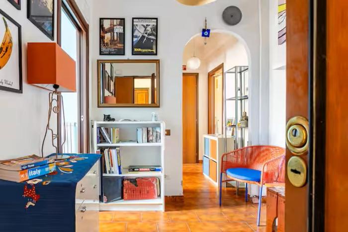 Ampia stanza luminosa a San Giovanni, piano alto con finestra o balcone