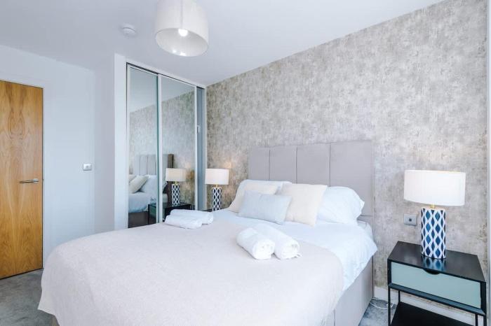 2BR Chic and Stylish in Salford, WiFi, Kitchen, Parking with City view