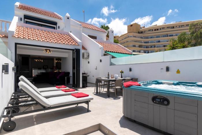 Modern 3 Bedroom Villa with Hot Tub in Costa Adeje