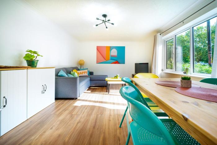 Charming 2 Bed 2 Bathroom, Sleep 6, Park View, Walk to Borough Market, Elephant & Castle, Tower Bridge