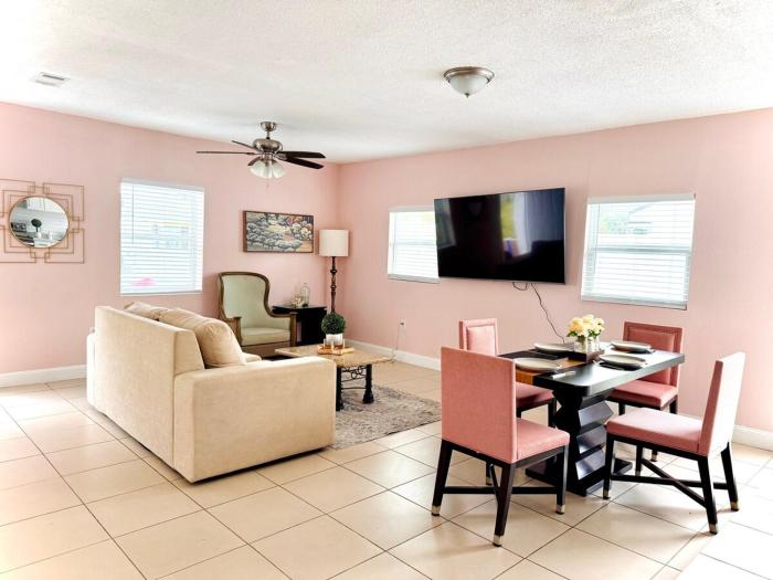 Poolside Suite APT 15 min from ThemeParks & MCO